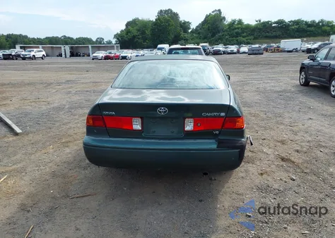 2001 Toyota Camry Xle V6 z USA, uszkodzony, nr VIN 4T1BF28K61U123302